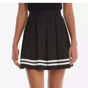 Woman’s Hot Topic Pleated Tennis Skirt Black White Sz small medium NWT